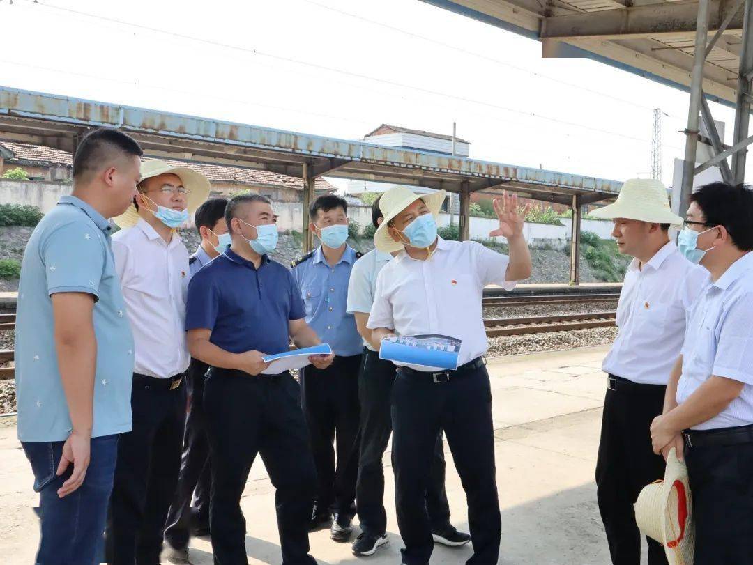 在涴市镇古乐乡公园,乐乡街道全心社区,松滋火车站等地,沈先武认真