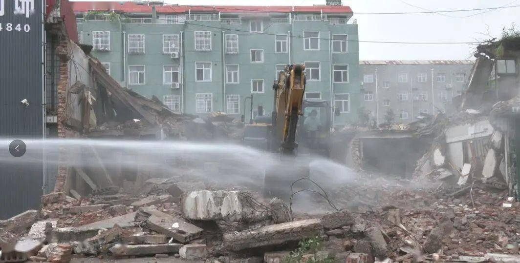 “湿法作业”助力新乐市违章建筑“洁净”拆除工作 