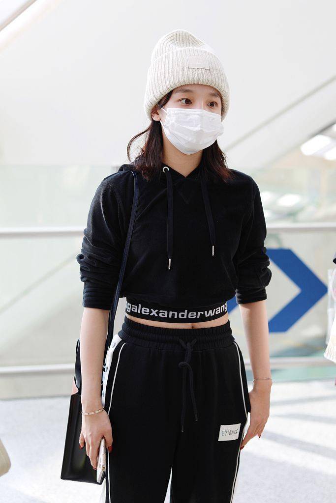 黑色|短帽衫+运动裤 宋雨琦肩背Marni托特包可爱俏皮