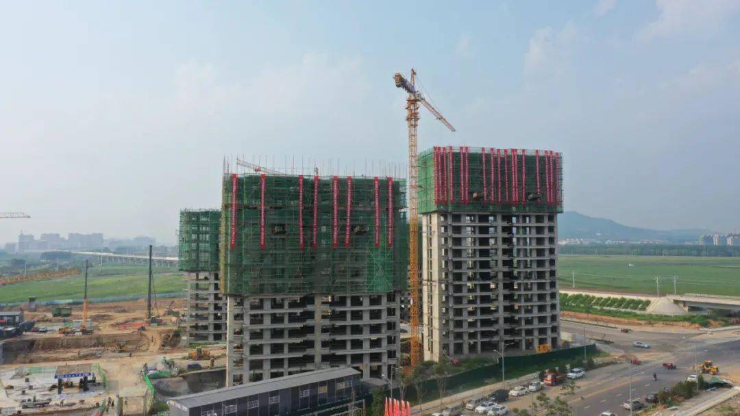 明天上午9点高平壹号院项目一期工程喜封金顶现场直播不容错过