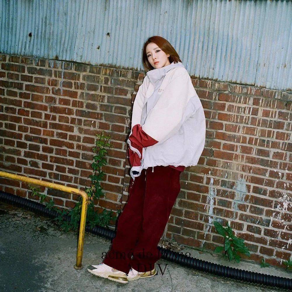 Air|Jennie「渣女穿搭」火了！这身材穿 400 块球鞋真顶！还有新晋长腿球鞋女神！