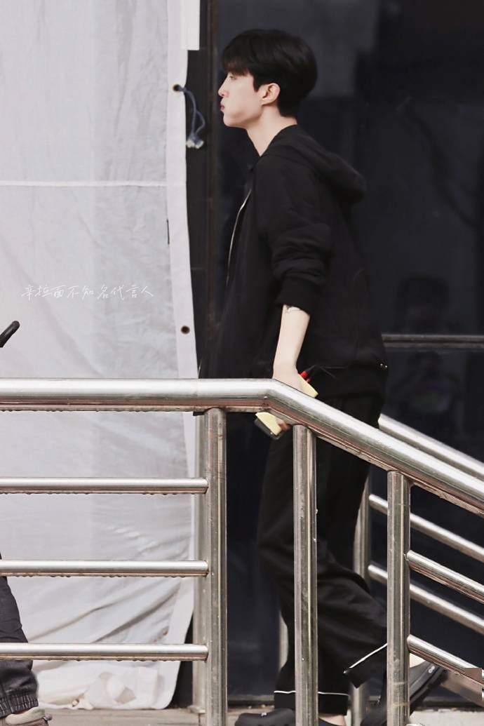 App|分享一些顺毛黑发待机的丞丞子 今天也是想念哈尔滨丞哥的一天