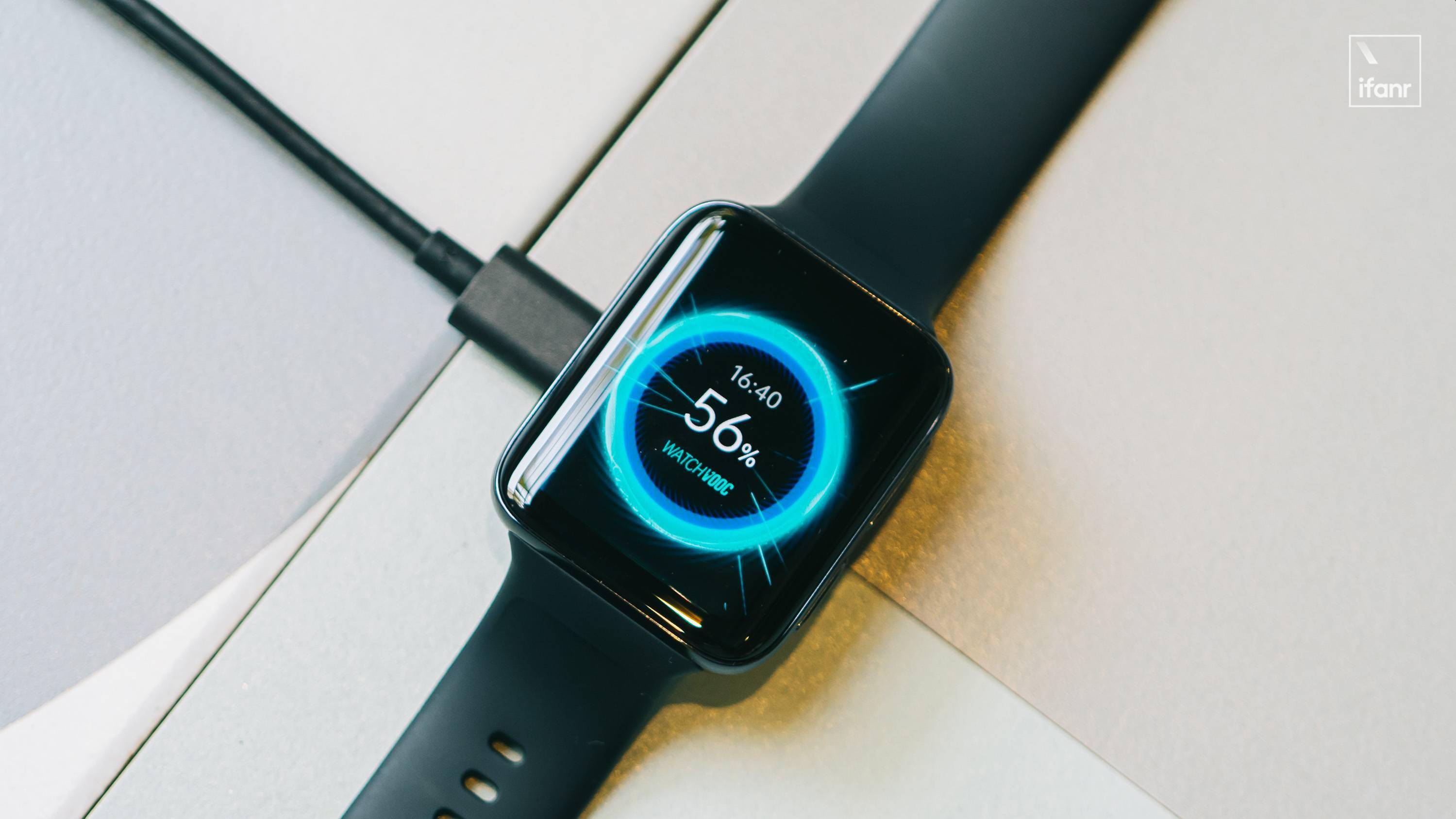 相比上一代,oppo watch 2 的充电底座尺寸小了一圈,并且采用了分体式