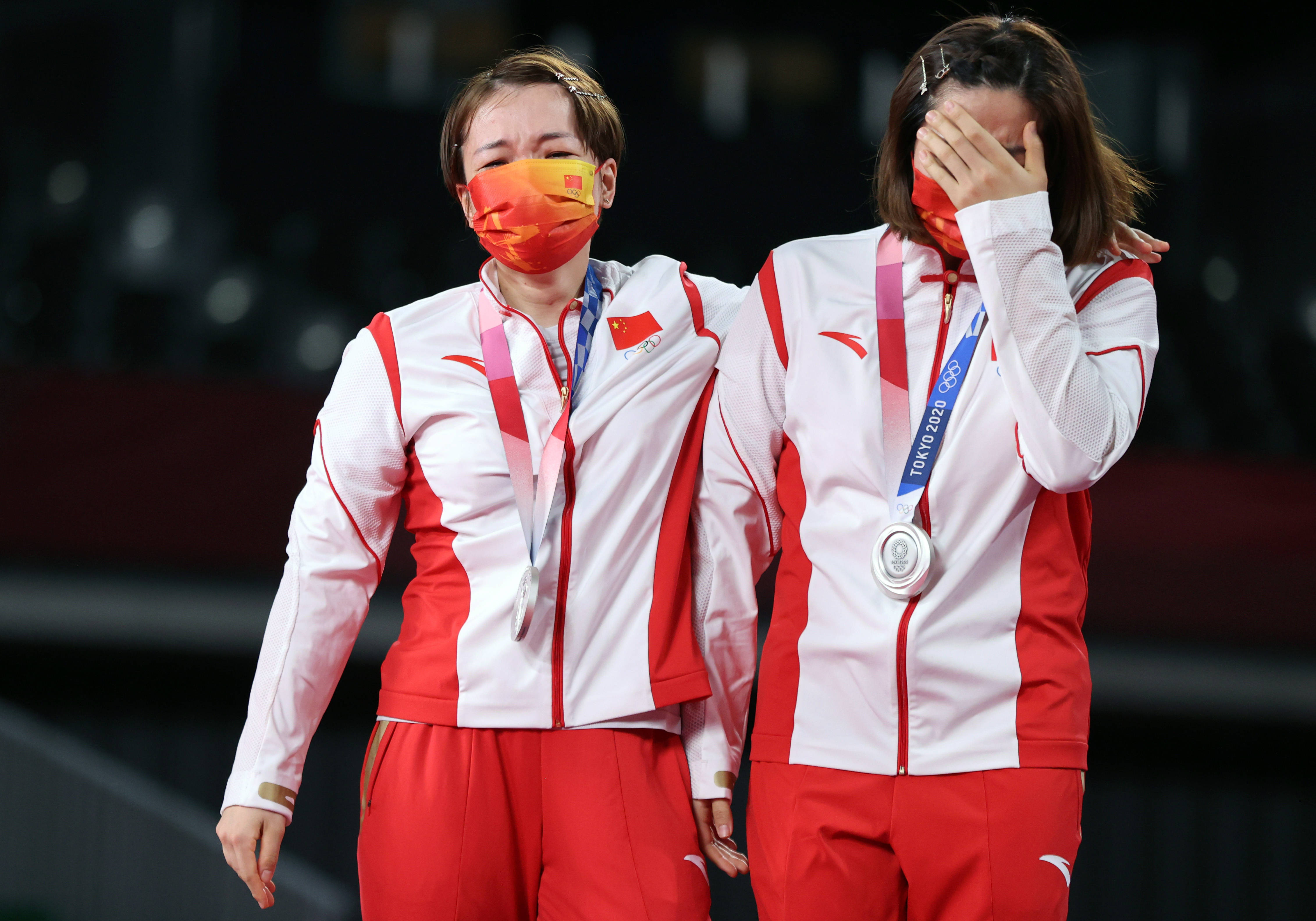 羽毛球女双陈清晨贾一凡获得银牌