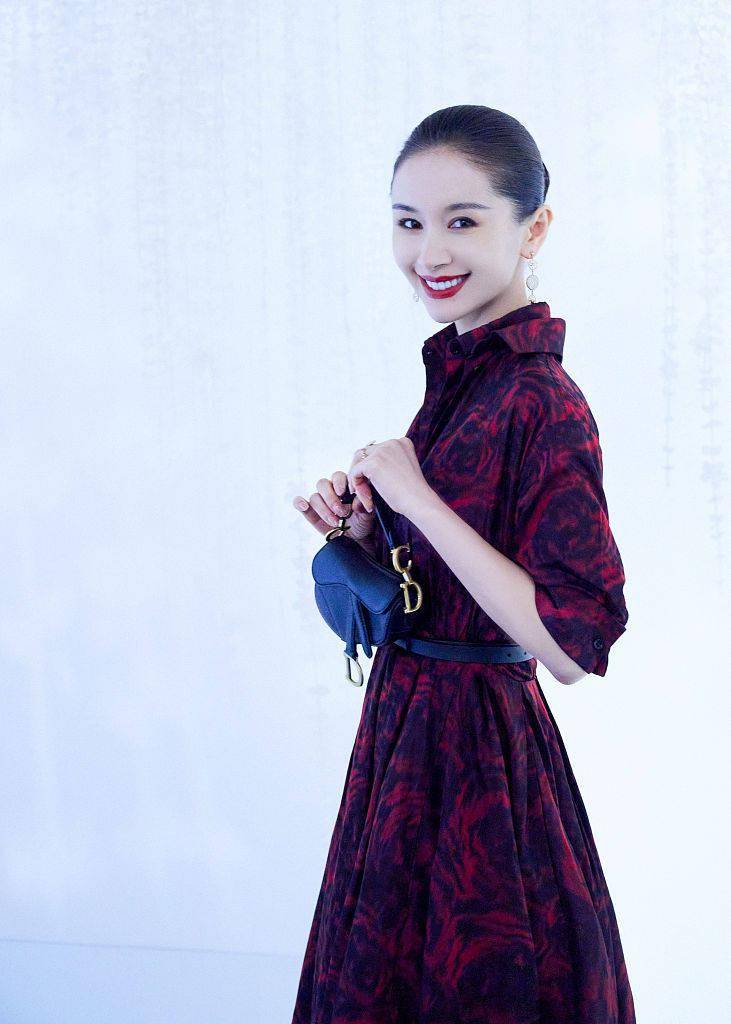 时间|别提什么实用性 时尚博主告诉你包包越小越时髦