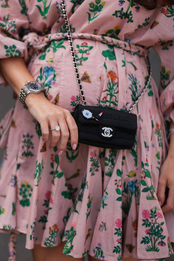 时间|别提什么实用性 时尚博主告诉你包包越小越时髦