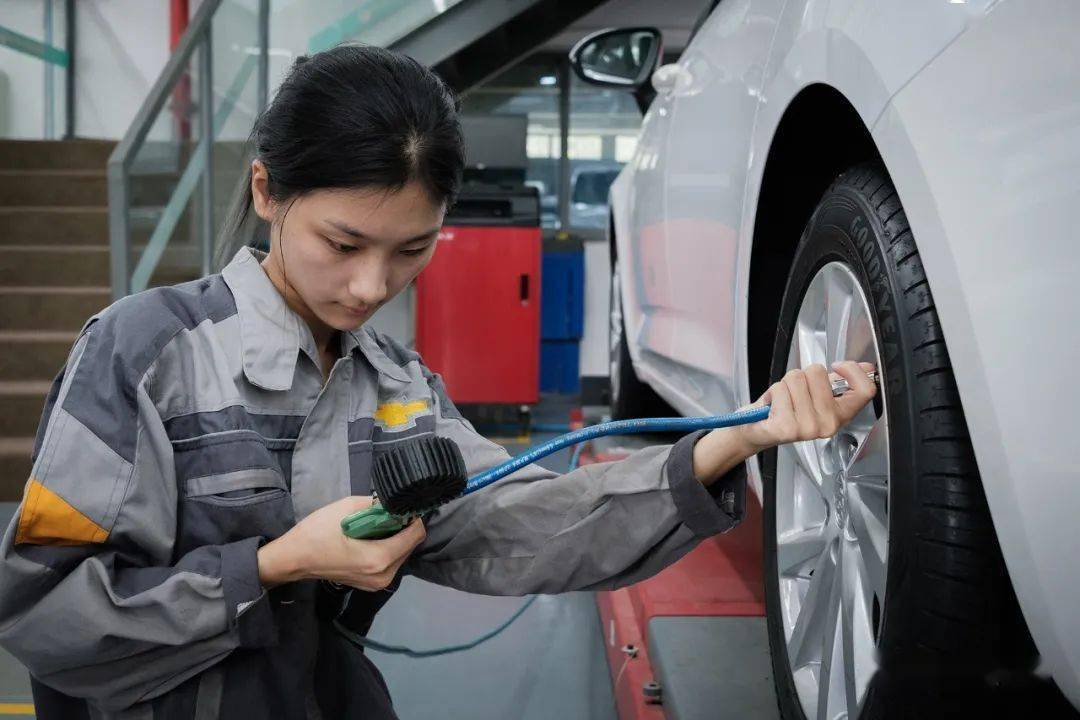一月内3登央视,获5亿流量!深圳汽修女孩爆火