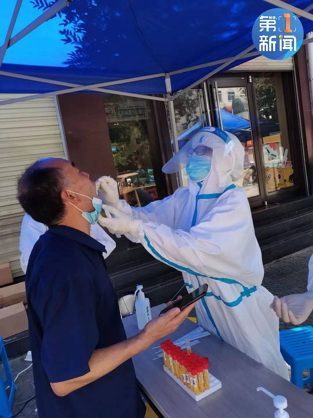 心疼汗水湿透脊背核酸检测人员太累中暑席地而睡