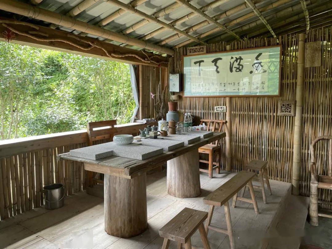 拾级而上,眼前出现一方竹制的茶室阁楼,窗明几净,开窗见绿,品茗,作画