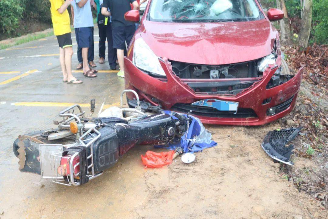 事发阳西发现小车将吻路基女司机一通操作撞两车