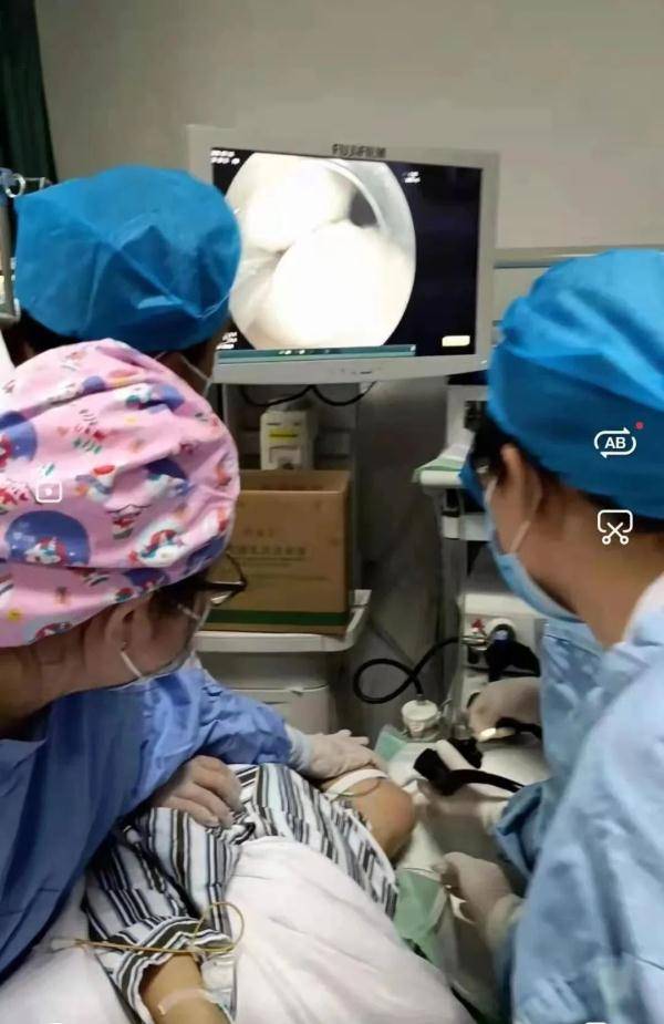 笑话|崩溃！女子误吞整个牙刷！只因刷牙时听了个笑话