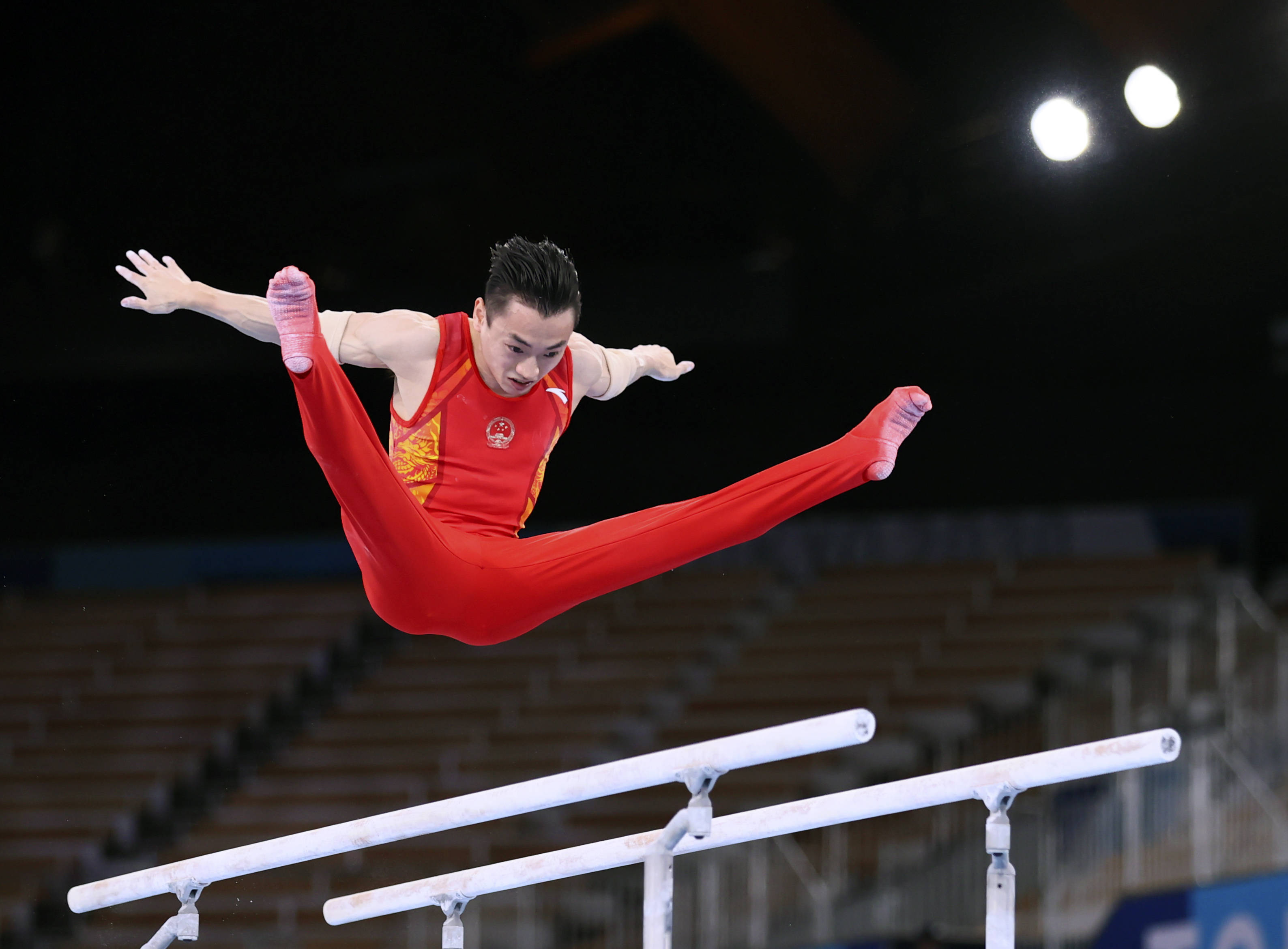 体操男子双杠中国选手邹敬园夺得冠军