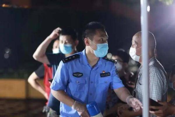 居民|浦东连夜核酸检测遇暴雨，这一幕太暖