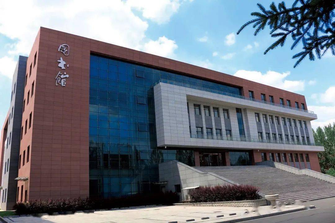 图书馆拼搏奋斗在操场和同学谈天说地一起在荷清池旁思考人生这四年