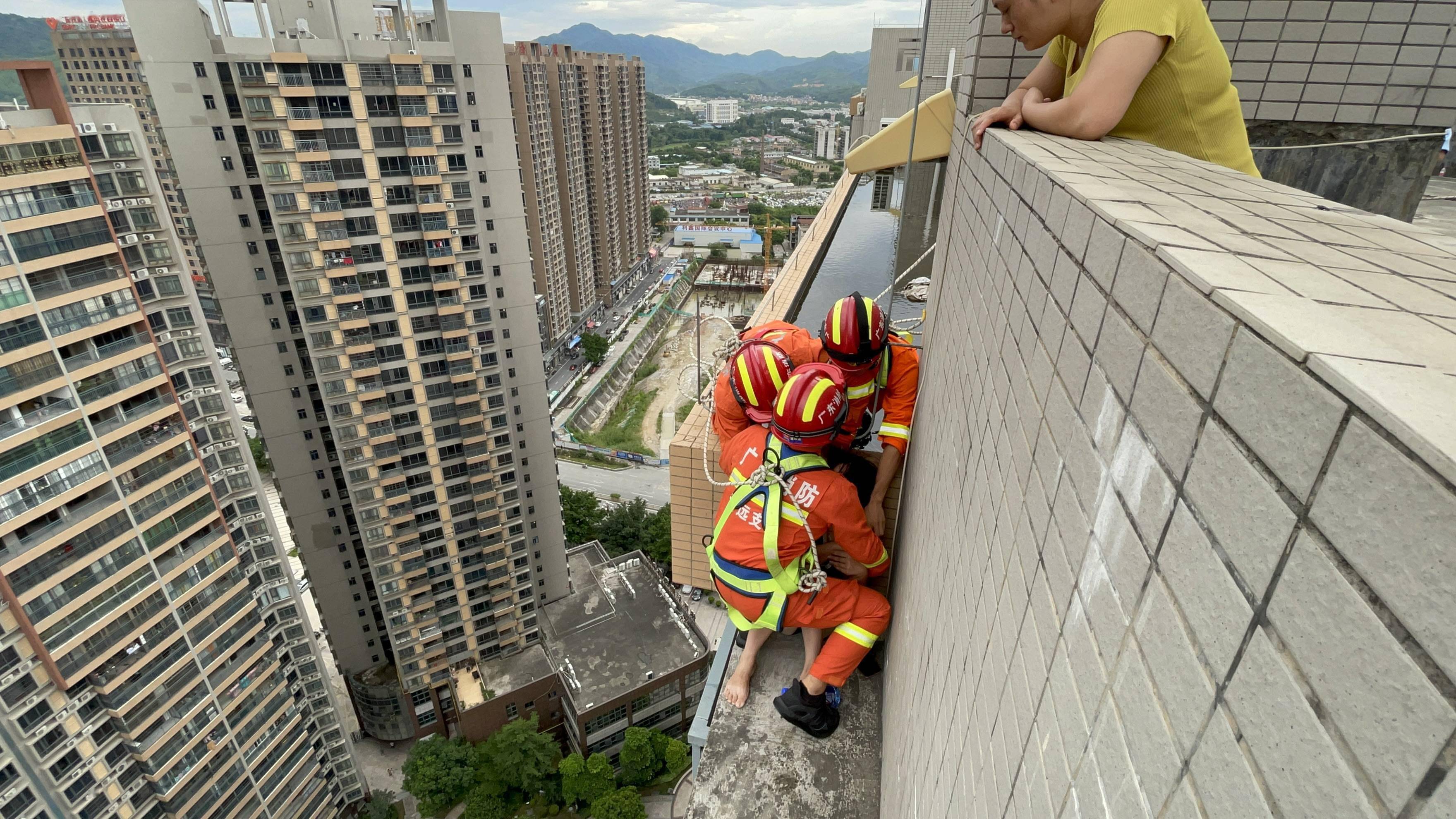 惊险!31楼上 消防员翻越天台救回轻生女子