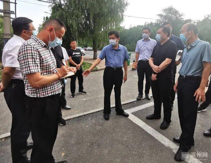 郝吉虎一行先后到沙河街道御墅蓝庭小区,凤凰家园沿街以及于家村新