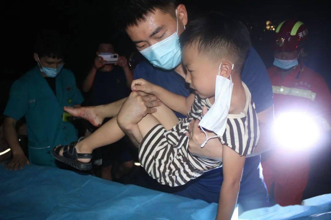 河南洛阳小男孩脚卡电动车消防员紧急救援