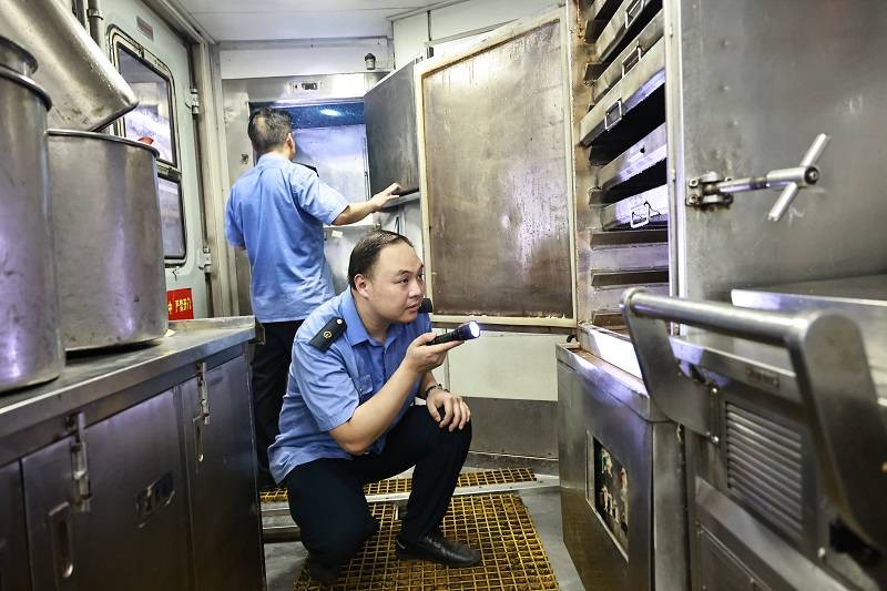 铁路列车守车人40高温下作业