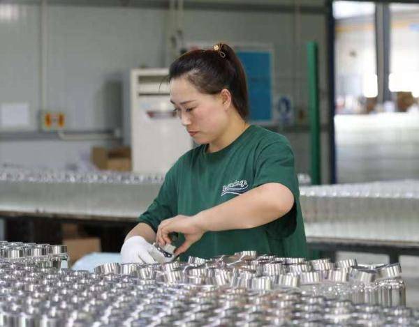 河间市一家工艺玻璃制品生产企业工人在车间加工工艺玻璃器皿.