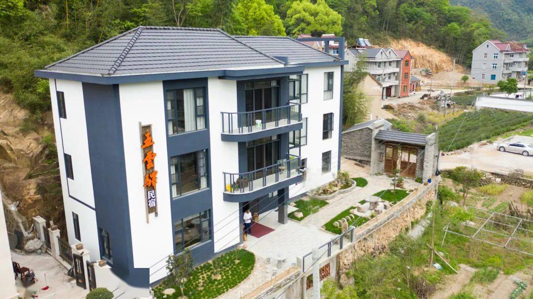 龙鳞坝也有高颜值民宿,巴洛克泳池,超大红酒柜.想住哪家随便挑