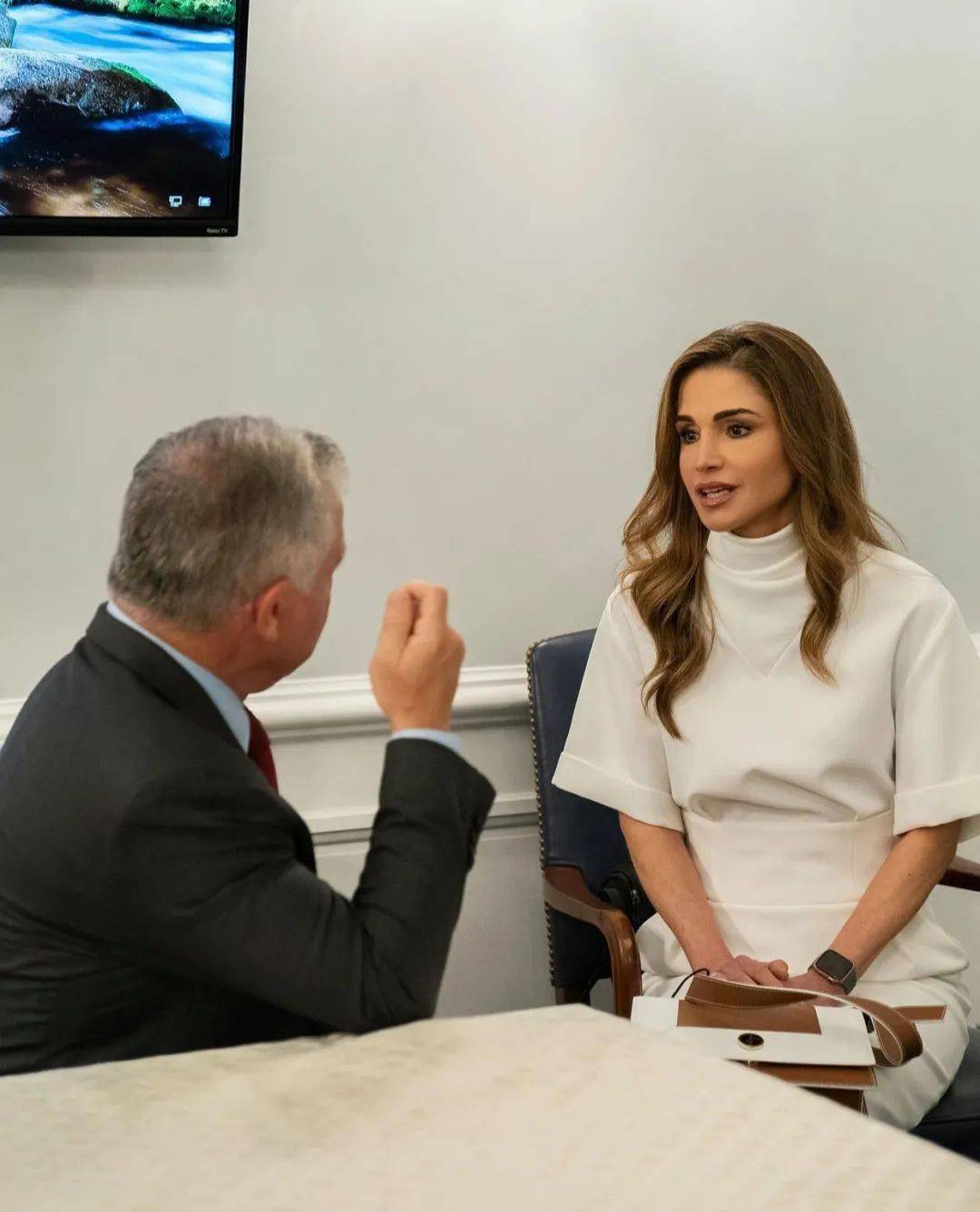 设计|从难民到『全球最美王后』，她比西班牙王后更会穿！