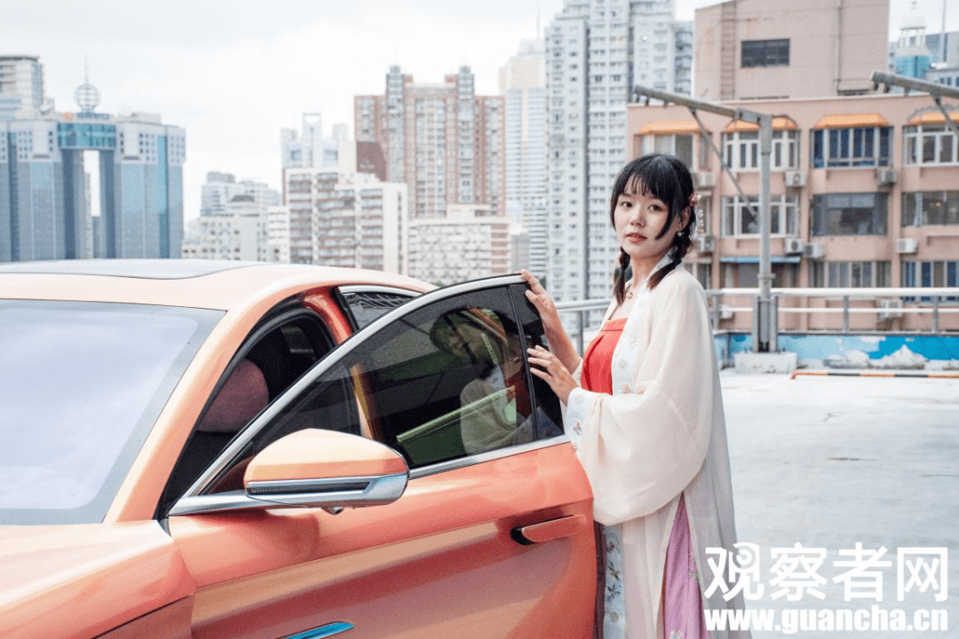 车主|人物|汉服小姐姐和她装不进柜子的“大潮玩”