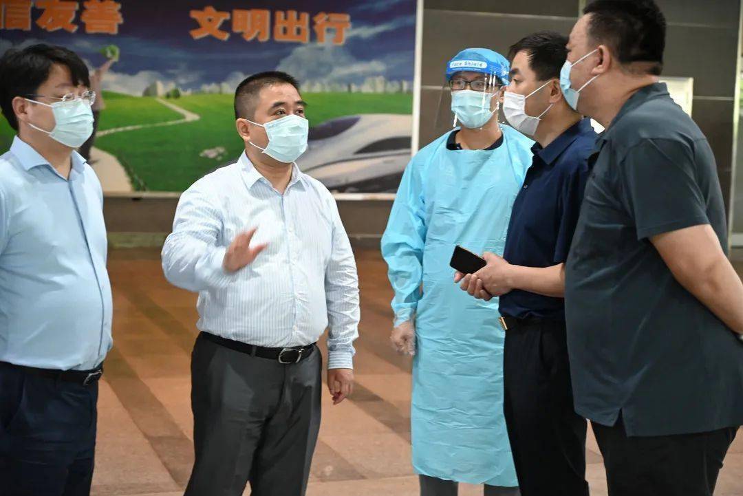 毫不松懈守好城市南大门徐汇区长钟晓咏带队检查南站疫情防控