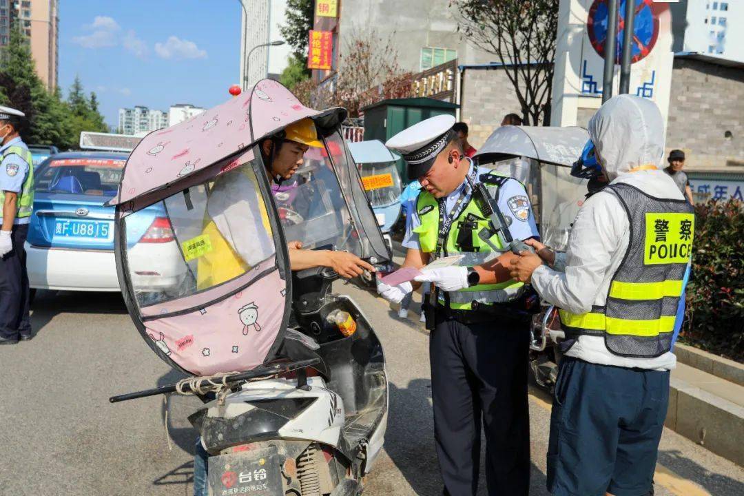 對摩托車,電動車及共享電動自行車,老年代步車無牌無證,未戴安全頭盔