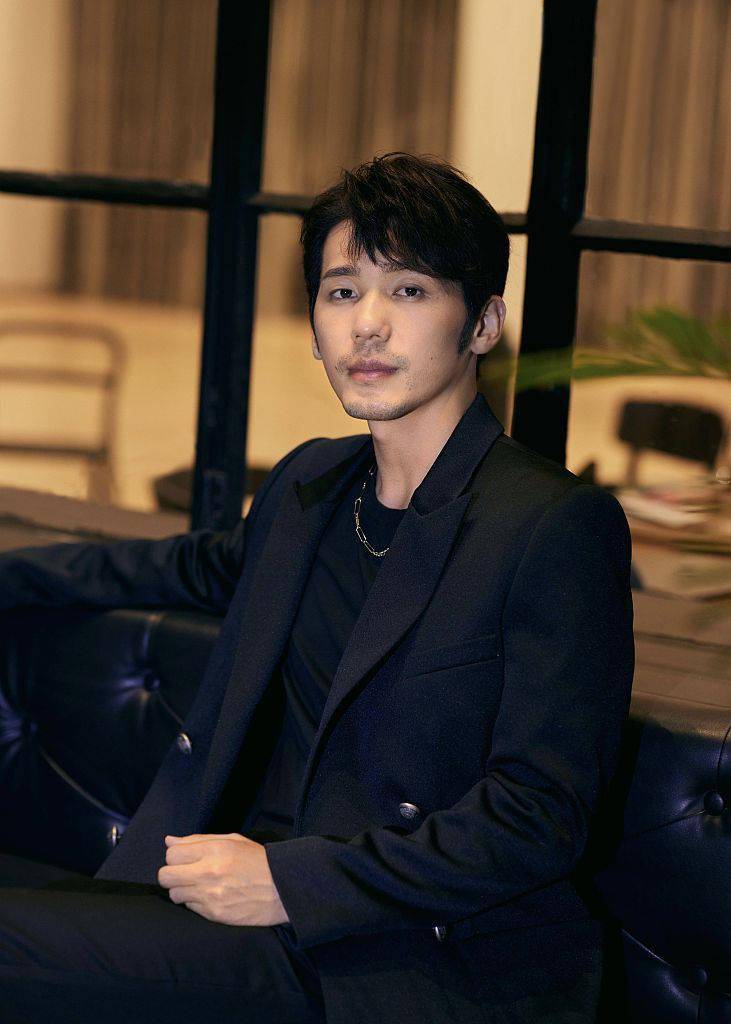 白宇黑西装扮温柔绅士尽显成熟范 小胡茬man爆真"霸道总裁"