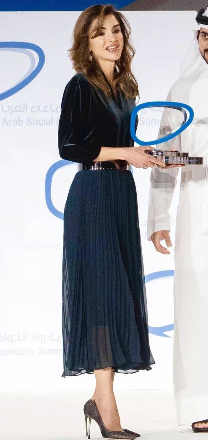 设计|从难民到『全球最美王后』，她比西班牙王后更会穿！