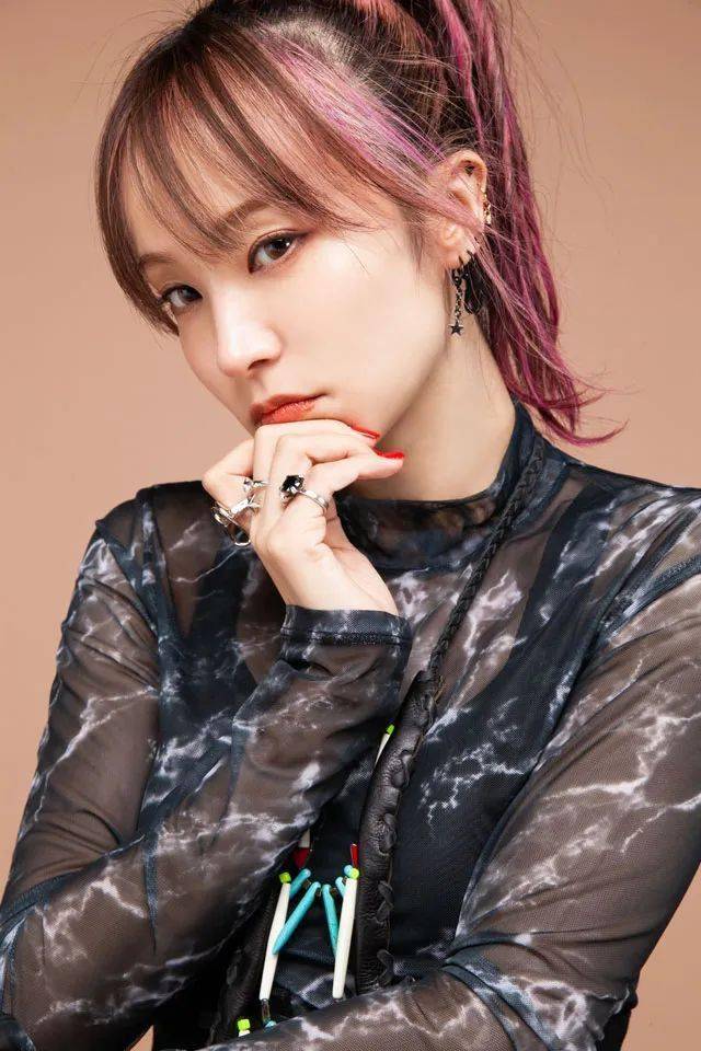 ▽《红莲华》现场版动画主题曲《红莲华》的演唱者便是lisa(织部里沙)