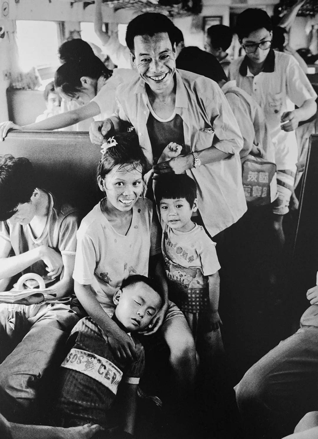 照片看似普通却耐人寻味,可以说是在用人类的第三只眼睛透视社会和