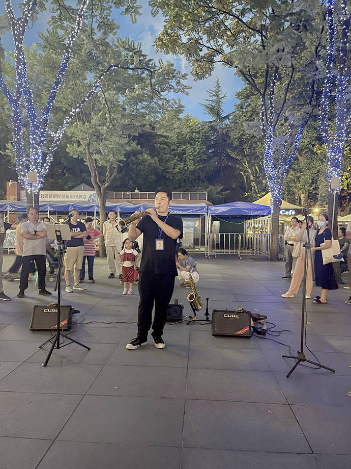 上海交大毕业生在街头吹了6年萨克斯他是上海持证街头艺人