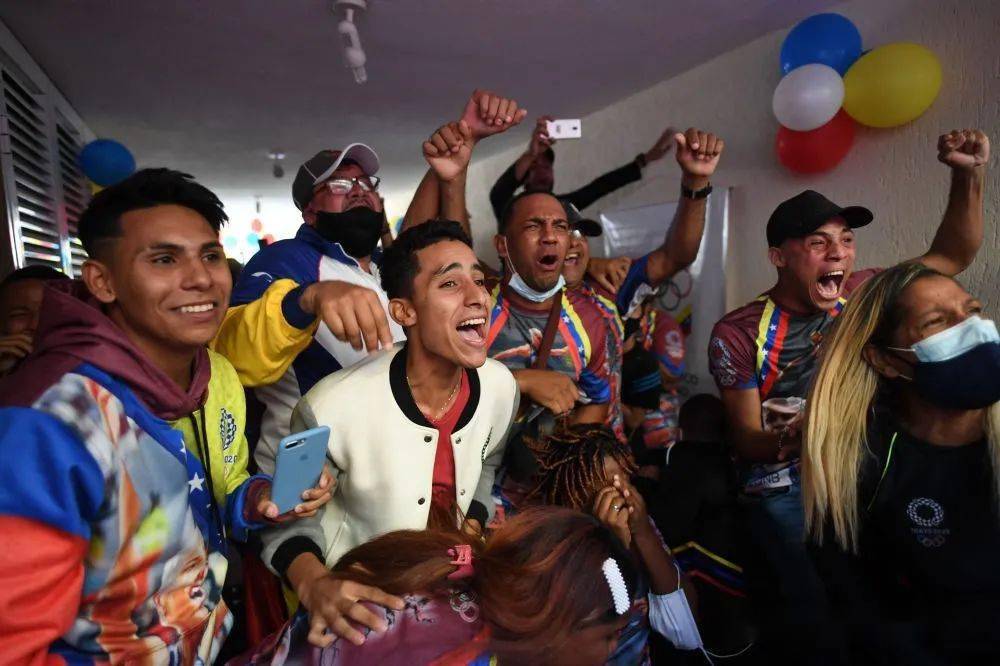 图集:各国观众观看2020年奥运会面面观