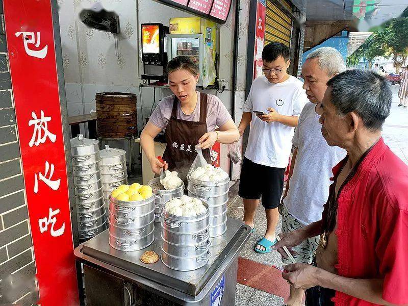 南充高坪白塔路上, 門挨門幾家店 包子 饅頭 花捲 稀飯 米粉 豆漿油條