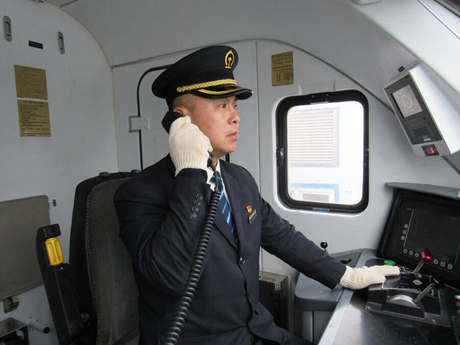 聚焦平凡记录故事机车乘务员李国庆