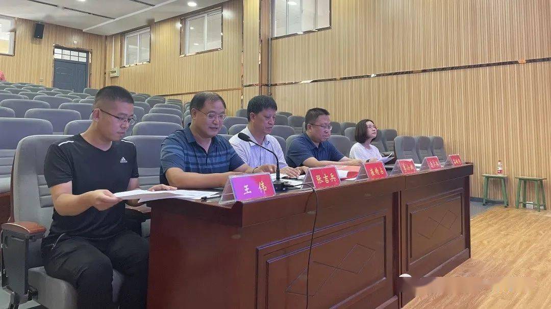 阳城一中常务副校长张吉兵主持云签约授牌仪式