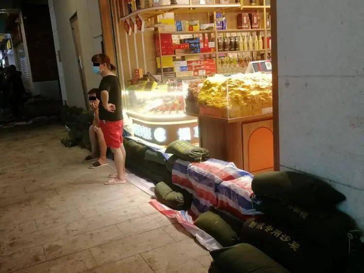 进行|“今早路过厦门这里，水上一片白花花的全是死鱼，好吓人，还看到有人...”