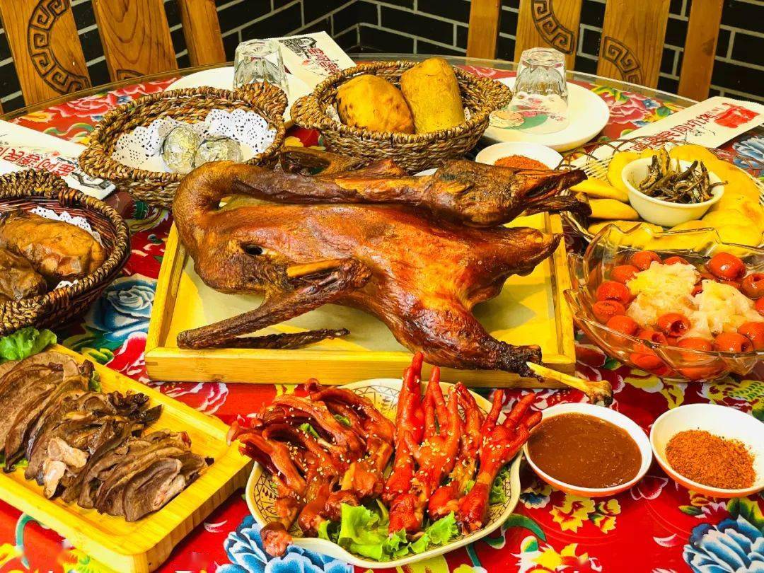 继柴火鸡,火盆烧烤之后土窑炕烤已然成为了 "食上界" 的新宠儿窑阿婆