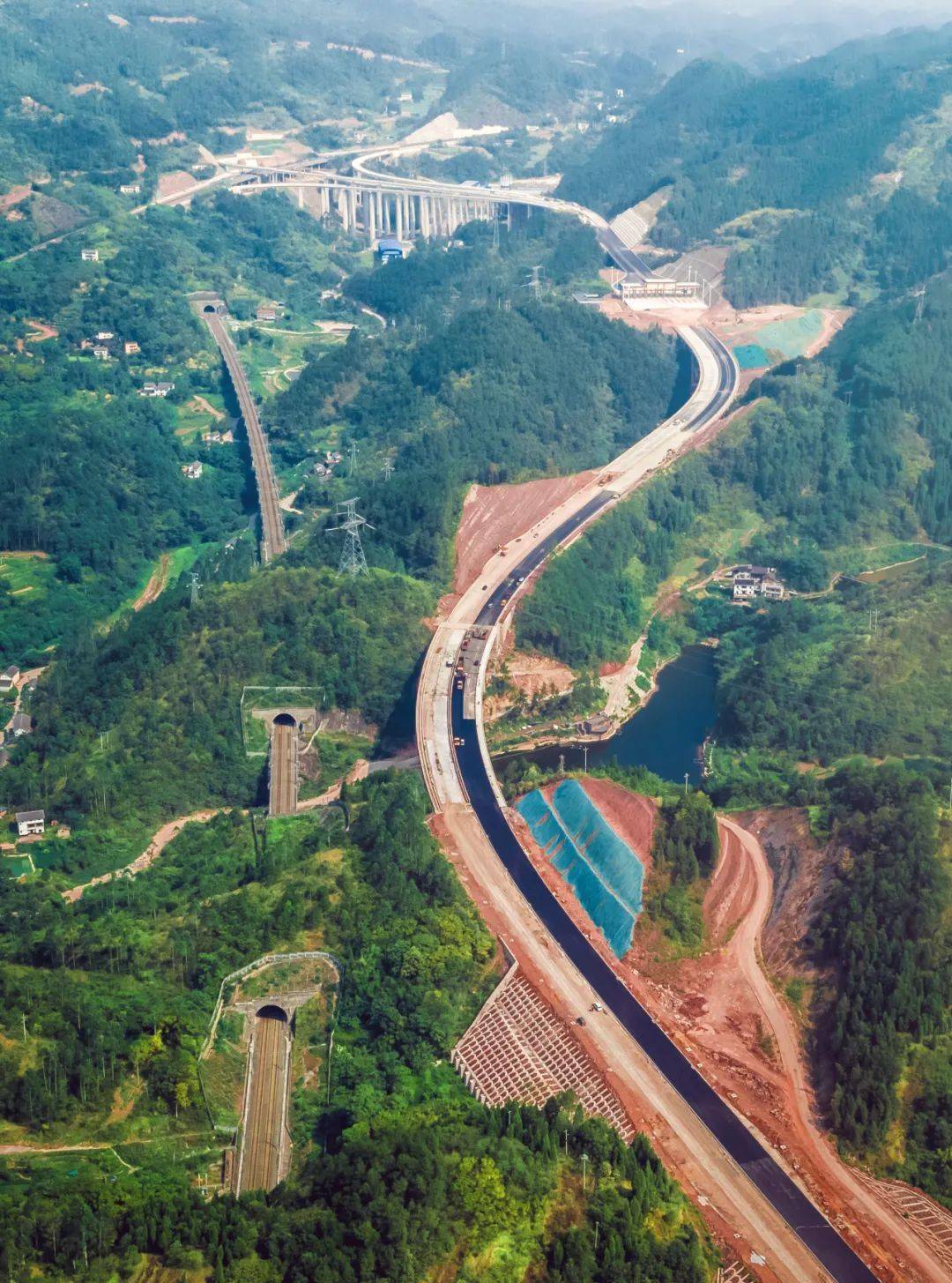 【聚焦】战高温保进度!綦江北互通连接线建设工程火热推进