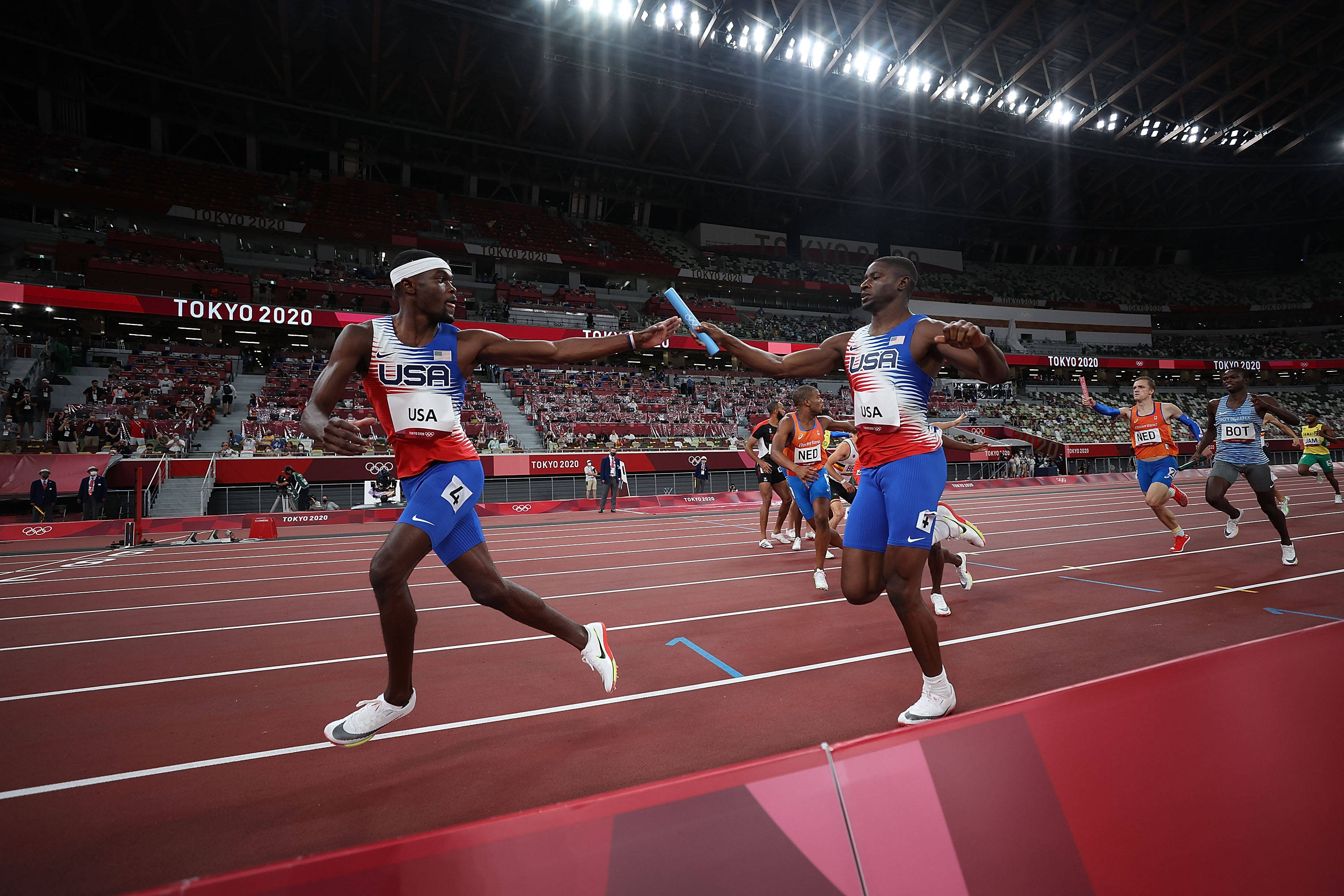 8月7日,美国队队员在男子4x400米接力决赛中 新华社记者 李明 摄