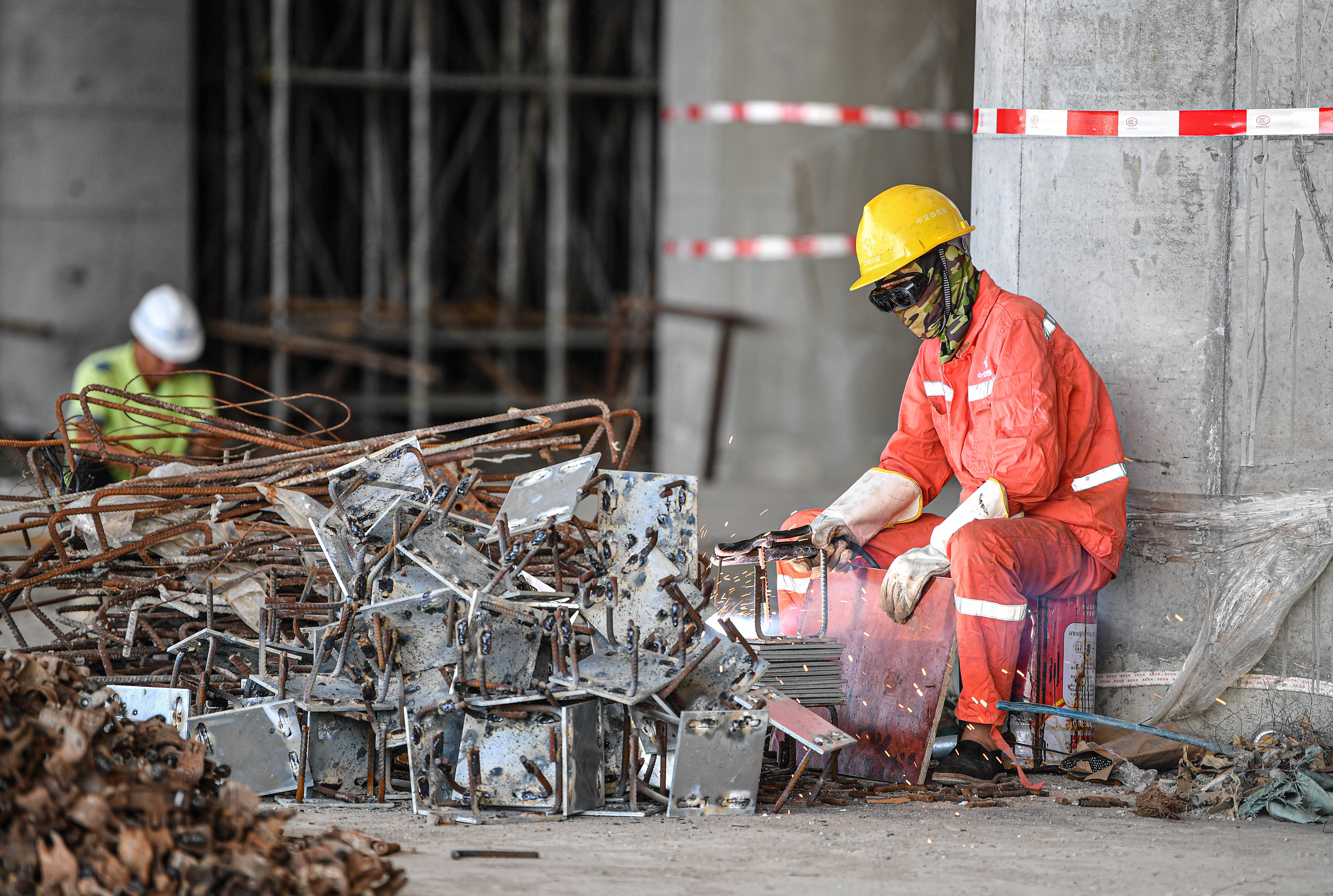 8月7日,工人在海口新海碼頭客運綜合樞紐站工程工地施工.