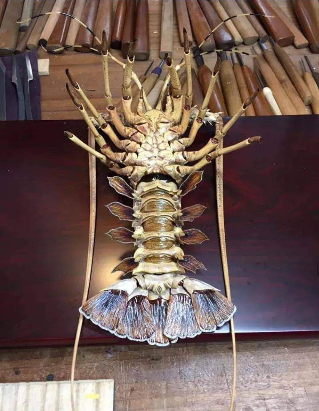 奉行自在置物主义的日本小哥用木雕刻出活龙虾