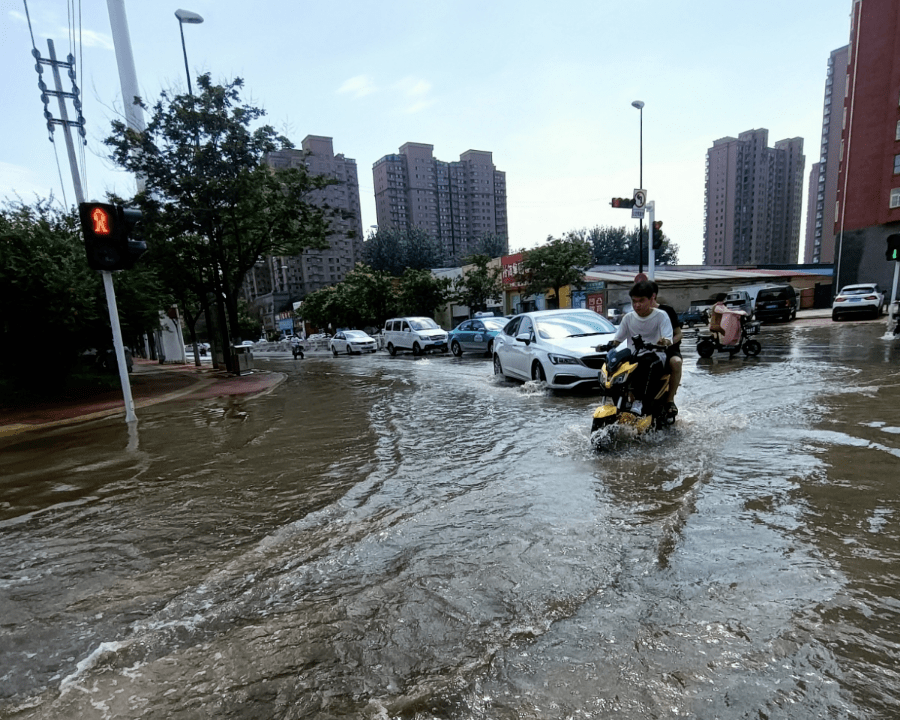 濮阳突降暴雨城区多条道路积水未来几天天气