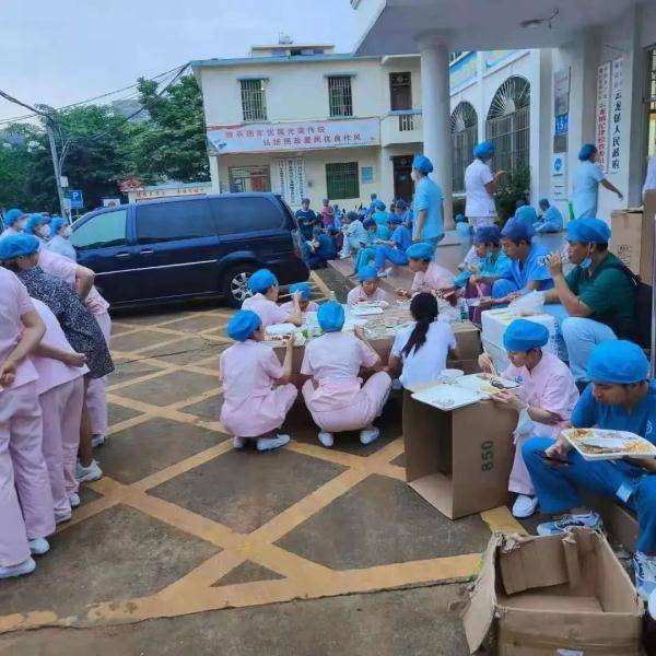 医护|他们累瘫的样子，让人心疼