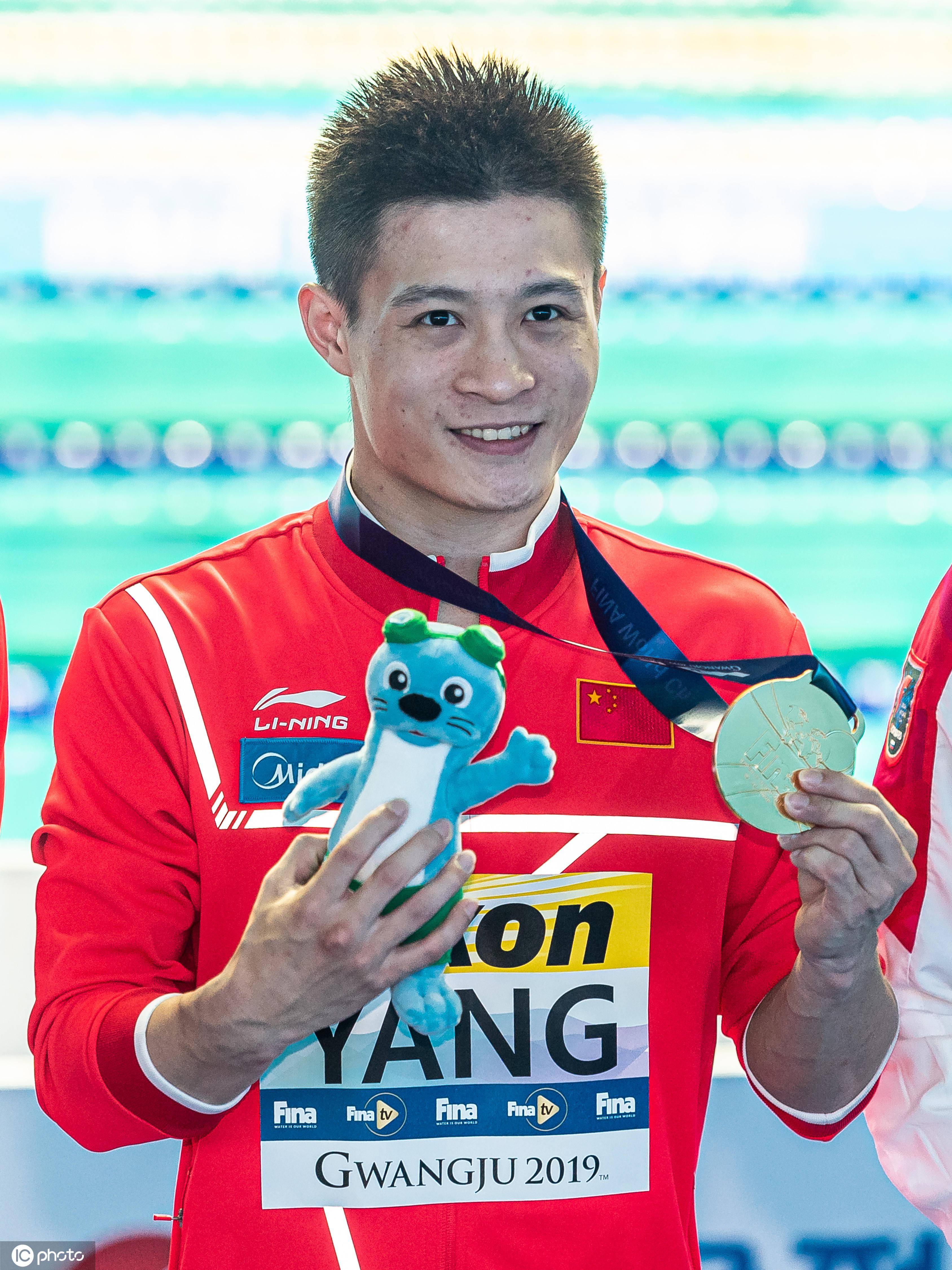 而夺得银牌的93年实力跳水健将杨健则出生于四川泸州,四岁时就开始