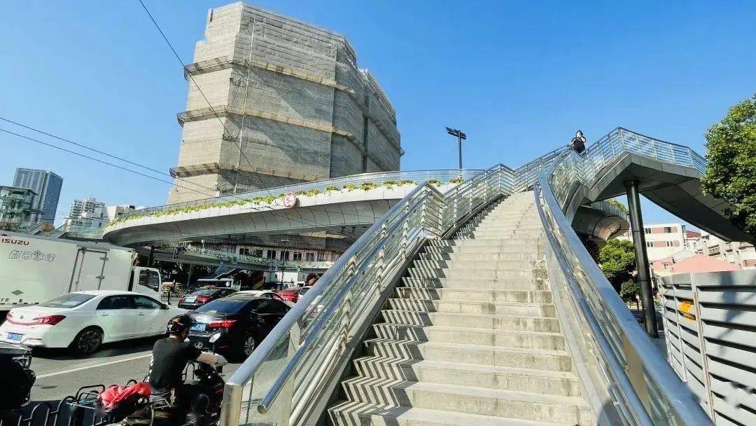 上海这些著名天桥你爬过哪些今年将有16座人行天桥加装电梯