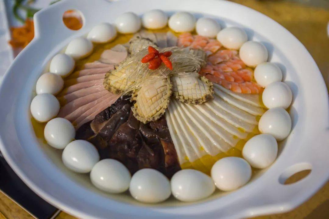 八仙过海闹罗汉是孔府喜寿宴第一道菜,选用鱼翅,海参,鲍鱼,鱼骨