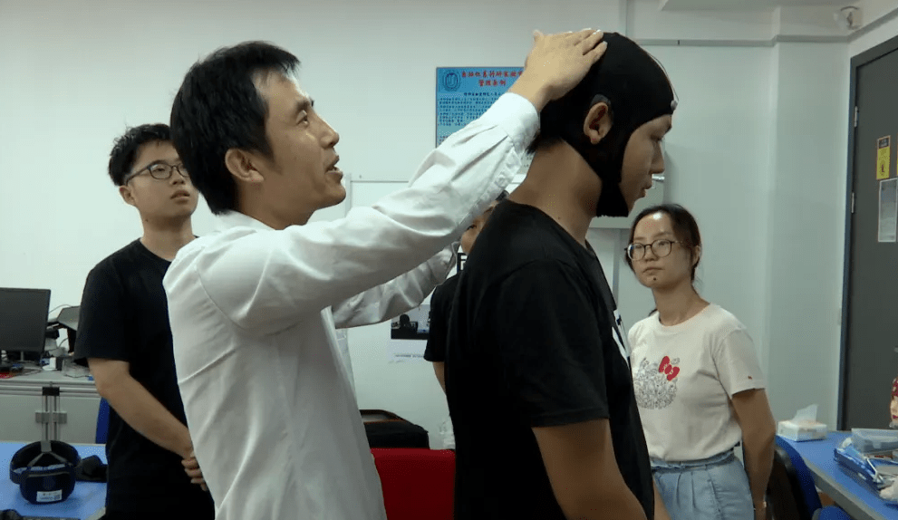 训练|让轮椅“随心而动”，上海大学团队研发“脑控轮椅”