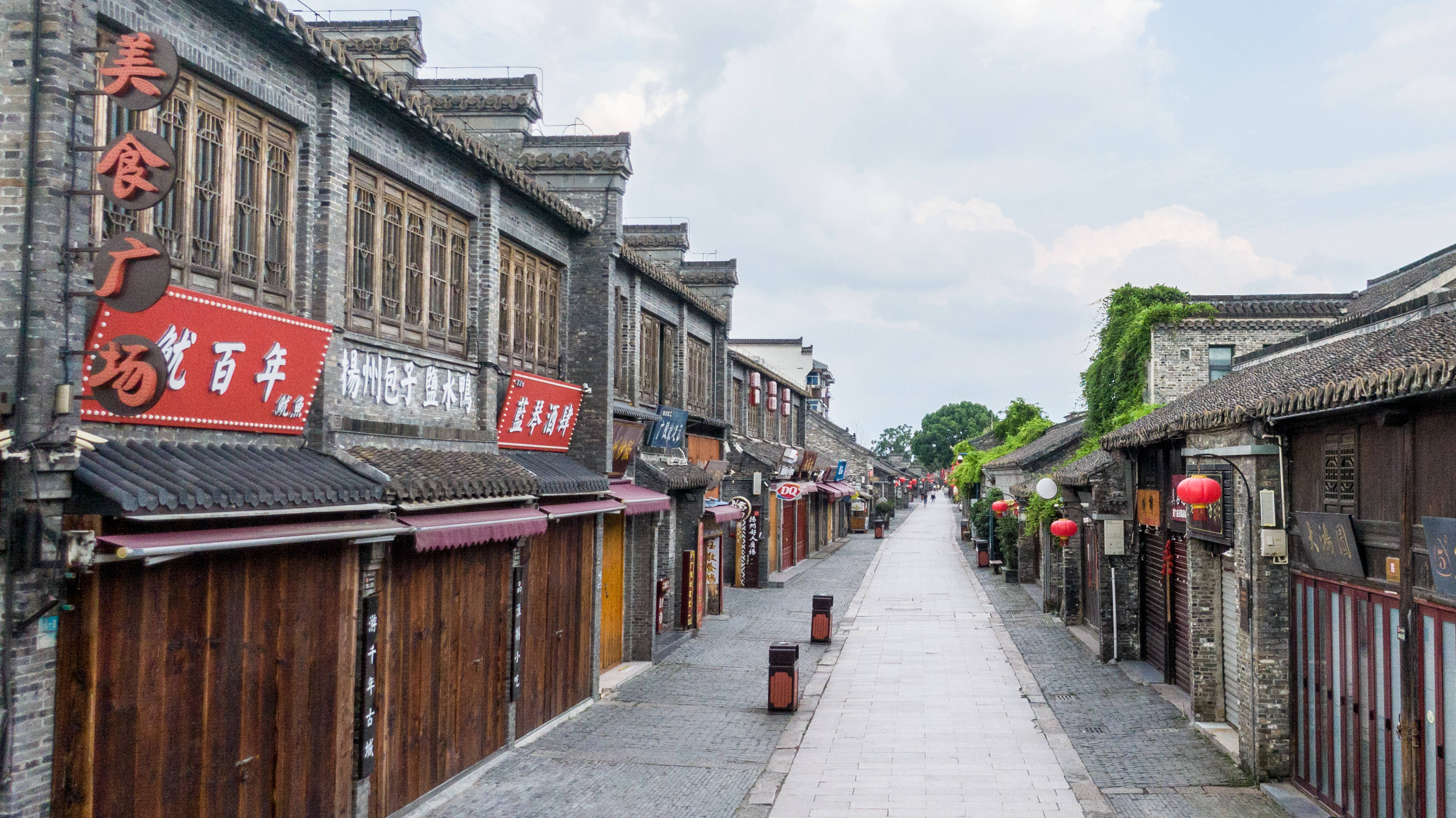 这是8月4日拍摄的扬州市城区,街面上车辆稀少(无人机照片)